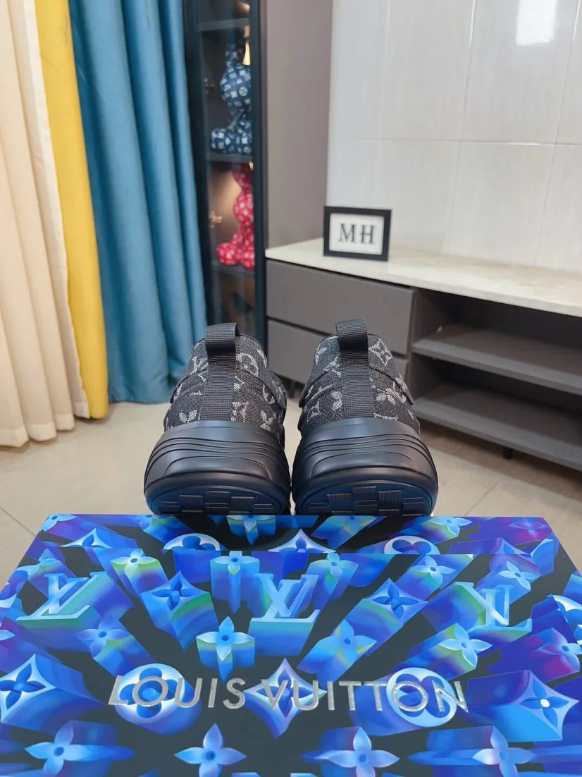Men's men's shoes 💰560🌸🌸 LV style is novel and fashionable, the upper is made of imported cowhide + LV special materials! Super trendy design! It’s eye-catching! The leather is soft, delicate, shiny and translucent, showing the ultimate in pure handcraftsmanship, and the mesh is soft, comfortable and breathable! Size: 39-44 (38 45 customized)